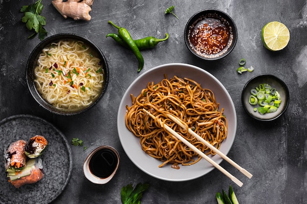 Foto gratuita vista superior del concepto de deliciosos fideos