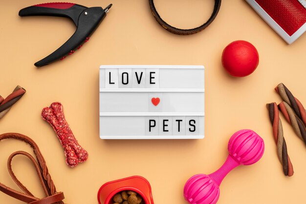 Vista superior del concepto de naturaleza muerta de accesorios para mascotas con texto de mascotas de amor