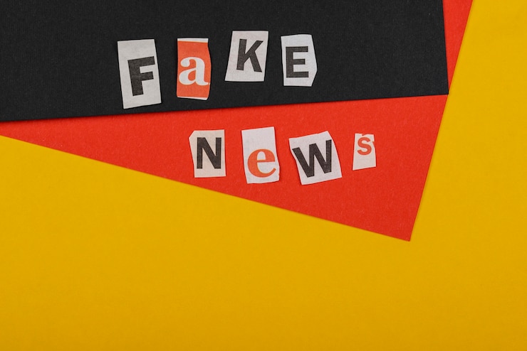 Foto gratuito vista superior del concepto de noticias falsas con espacio de copia