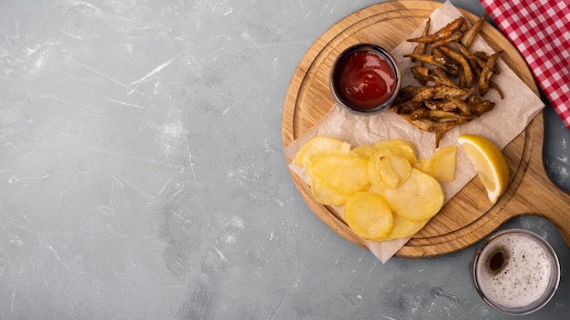 Vista superior del concepto de pescado y patatas fritas con espacio de copia