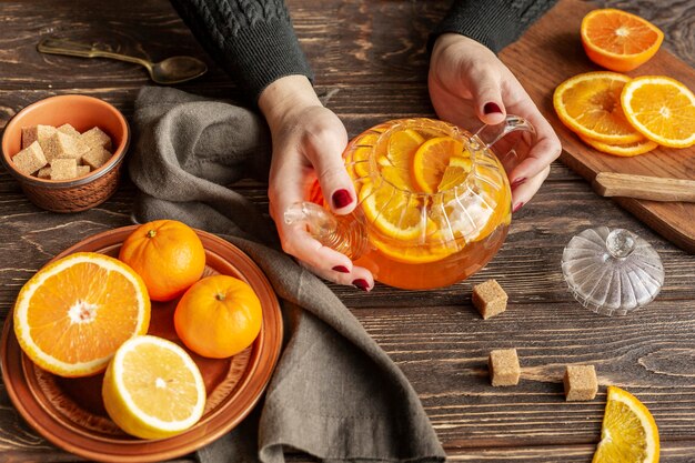 Vista superior del concepto de té con rodaja de naranja