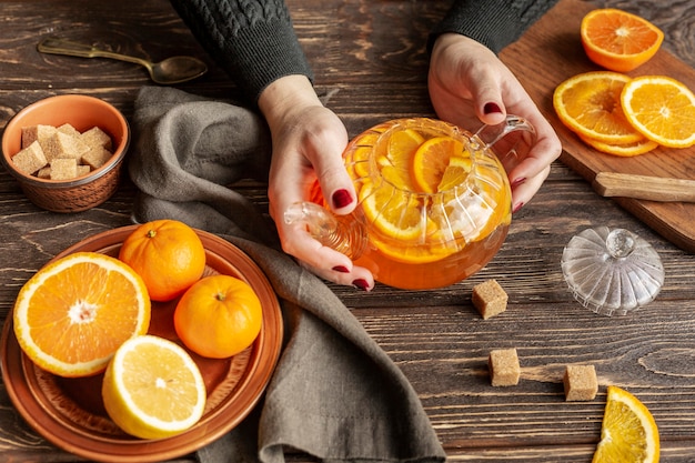 Vista superior del concepto de té con rodaja de naranja