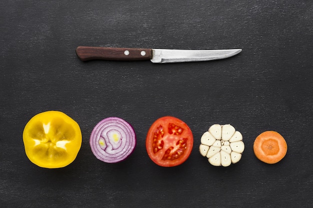 Foto gratuita vista superior del concepto de verduras y cuchillo