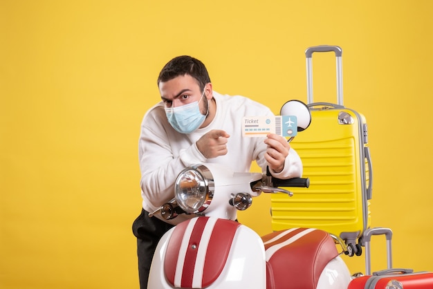 Vista superior del concepto de viaje con chico joven en máscara médica de pie cerca de la motocicleta