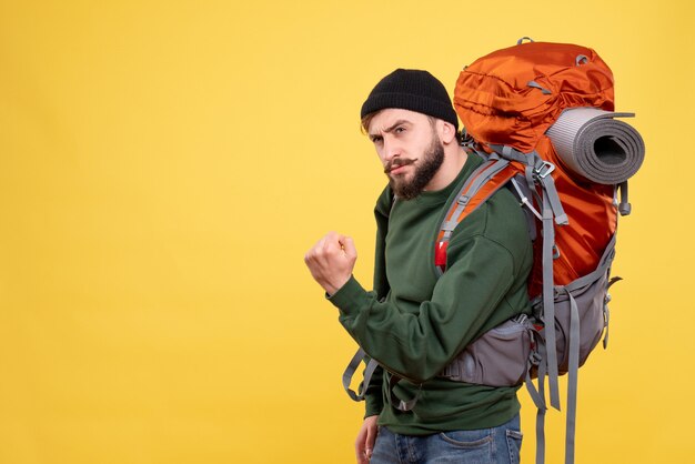 Vista superior del concepto de viaje con chico joven nervioso con packpack