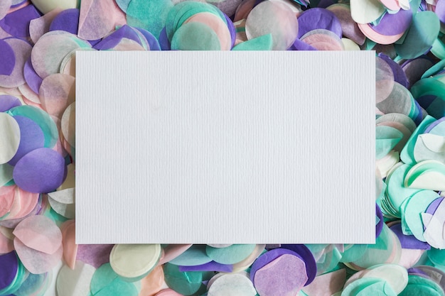 Foto gratuita vista superior confeti color pastel  con papel en en centro