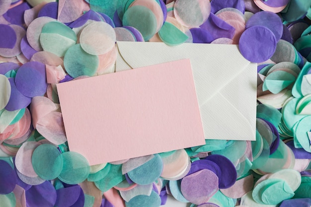 Foto gratuita vista superior confeti color pastel con sobres en el centro