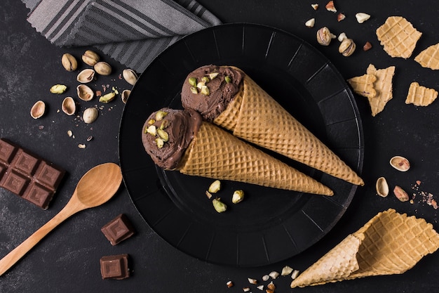 Vista superior conjunto de conos de helado con chocolate