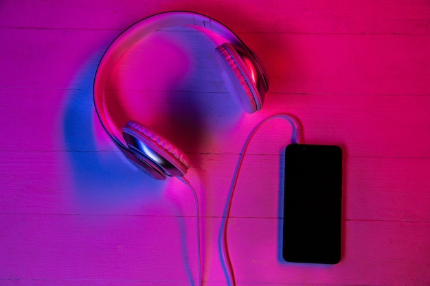 Vista superior del conjunto de gadgets en luz de neón púrpura y rosa.