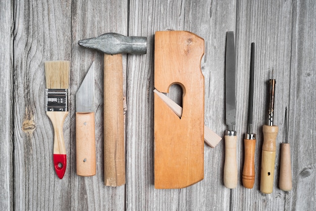 Vista superior conjunto de herramientas en mesa de madera