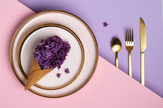 Vista superior de cono de helado con flores en un plato