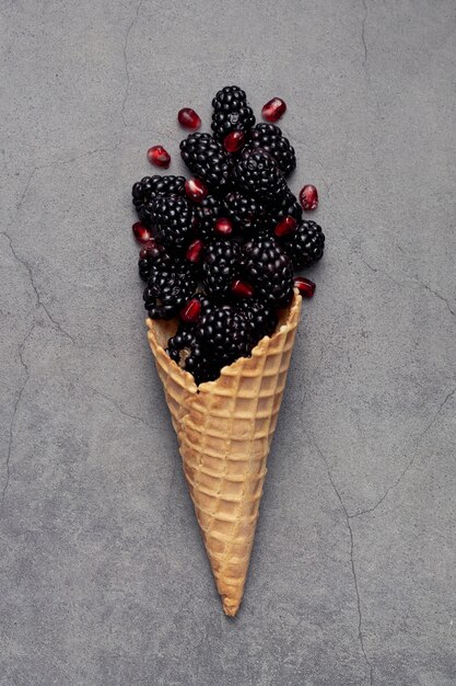 Vista superior del cono de helado con moras