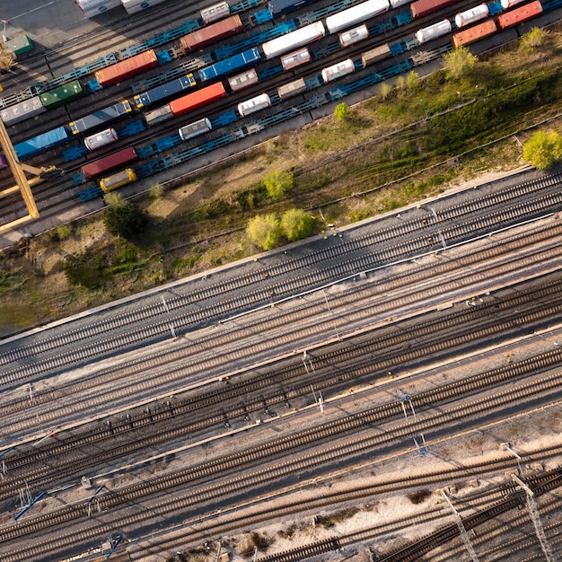 Vista superior de contenedores y ferrocarriles.