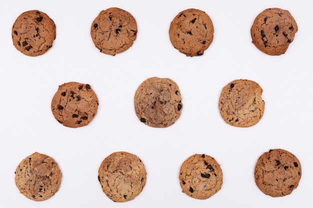 Vista superior de cookies en superficie blanca