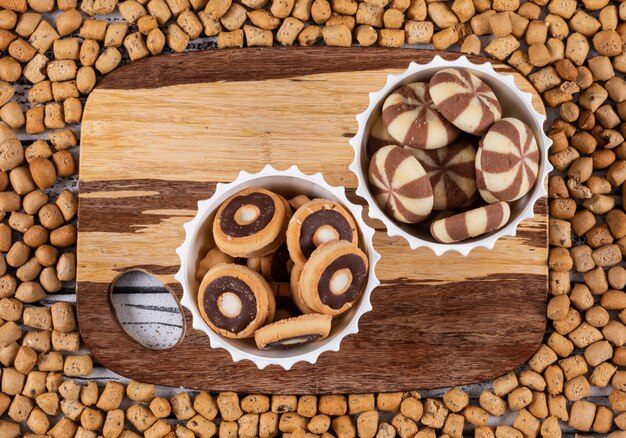 Vista superior de las cookies en la tabla de cortar y en la textura de galletas horizontales