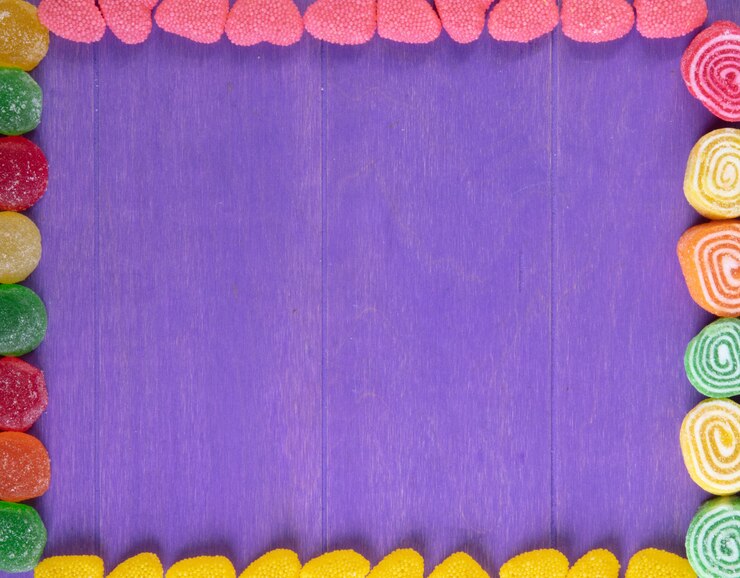 Foto gratuito vista superior copia espacio mermeladas multicolores sobre un fondo morado