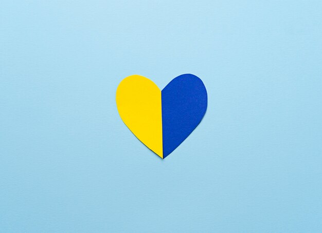 Vista superior del corazón de la bandera ucraniana