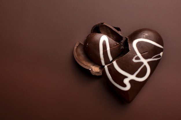 Vista superior corazón de chocolate roto con espacio de copia
