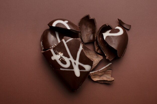 Vista superior corazón de chocolate roto