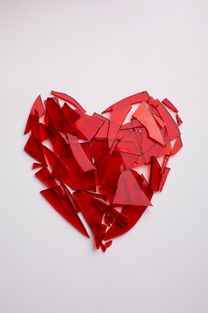 Vista superior corazón de cristal rojo destrozado