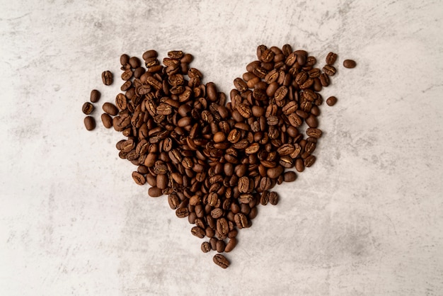 Vista superior corazón hecho de granos de café tostados