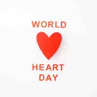 Foto gratuita vista superior del corazón de papel para el día mundial del corazón