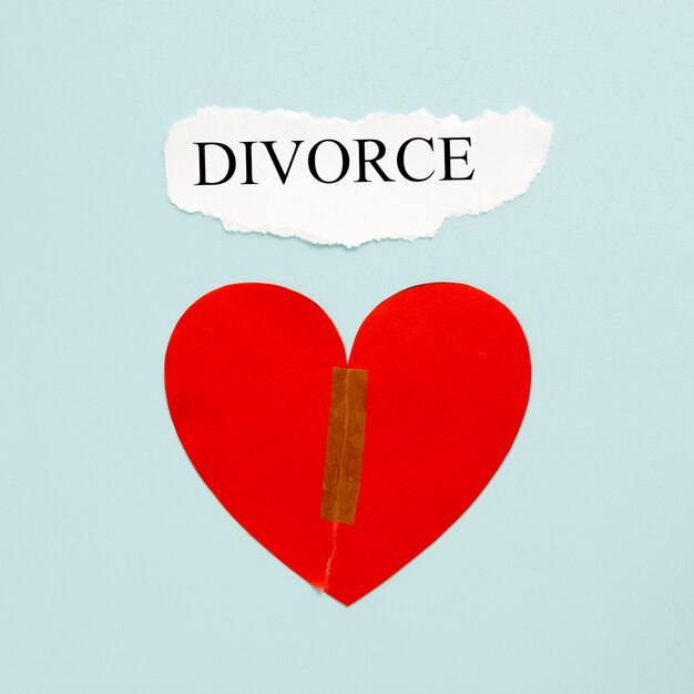 Vista superior corazón de papel con divorcio