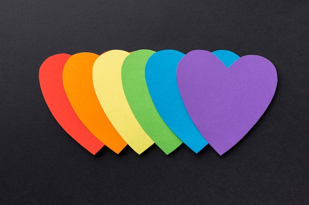 Vista superior de corazones de papel de colores