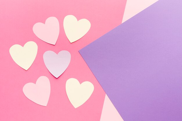 Vista superior de corazones de papel del día de San Valentín