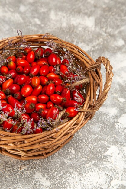 Vista superior de cornejos amargos frescos dentro de la canasta en la superficie de color blanco claro frutas berry vitamina agria árbol vegetal suave