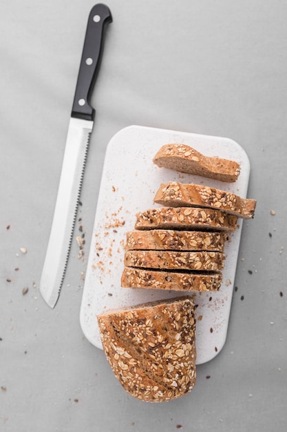 Vista superior cortar pan con cuchillo