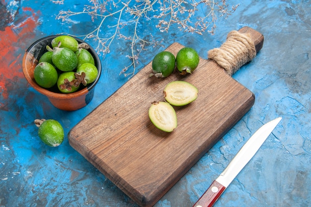 Foto gratuita vista superior del corte delicioso natural fresco y feijoas verdes enteras