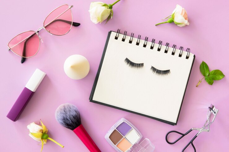 Foto gratuito vista superior cosméticos de belleza y calendario