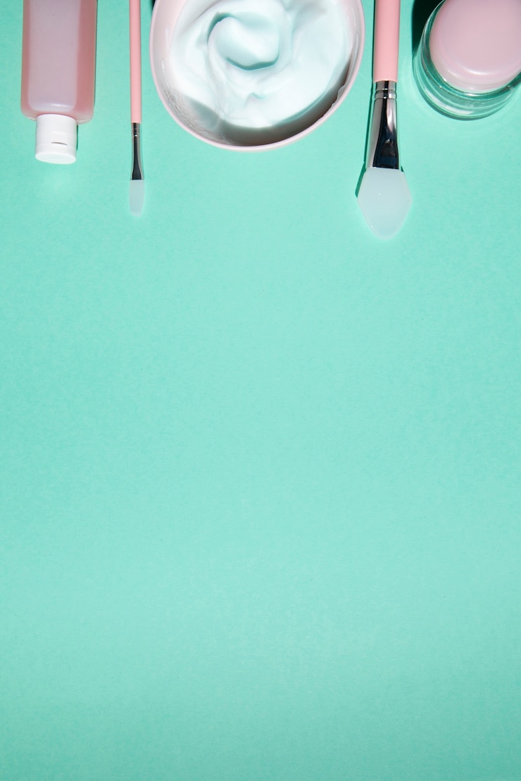Foto gratuito vista superior de cosméticos en fondo liso