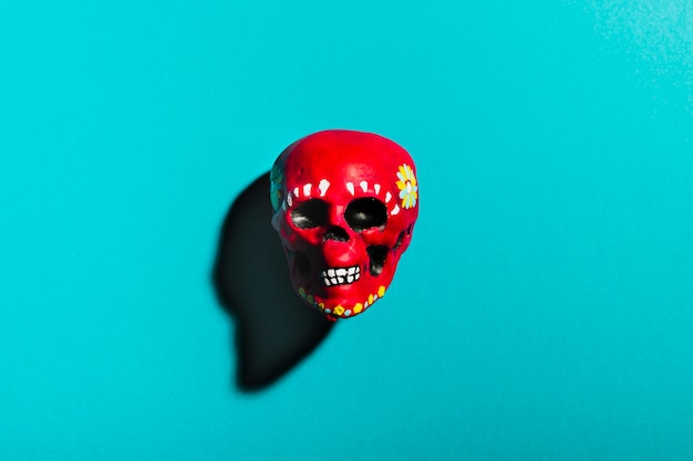 Vista superior del cráneo rojo sobre fondo azul