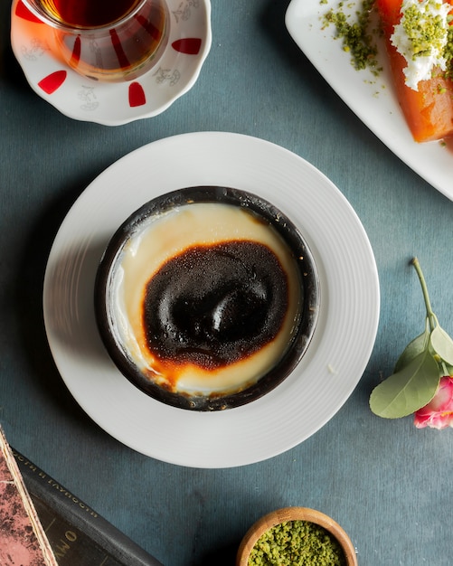 Foto gratuita vista superior de crema catalana con azúcar quemada en la parte superior en una olla de cerámica