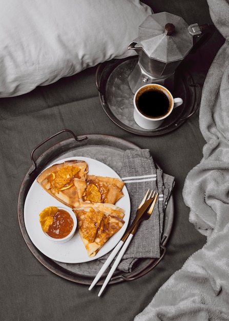 Vista superior de crepes de desayuno con café y mermelada
