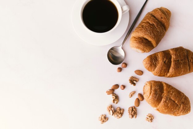 Vista superior de croissant y café con copia espacio.