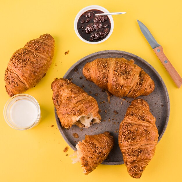 Vista superior croissants caseros con vaso de leche