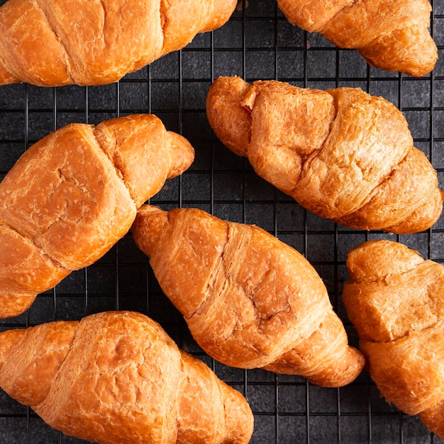 Vista superior croissants recién hechos