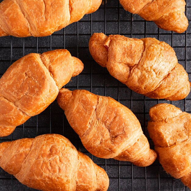 Vista superior croissants recién hechos