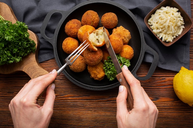 Foto gratuita vista superior croquetas de comida deliciosa en plato