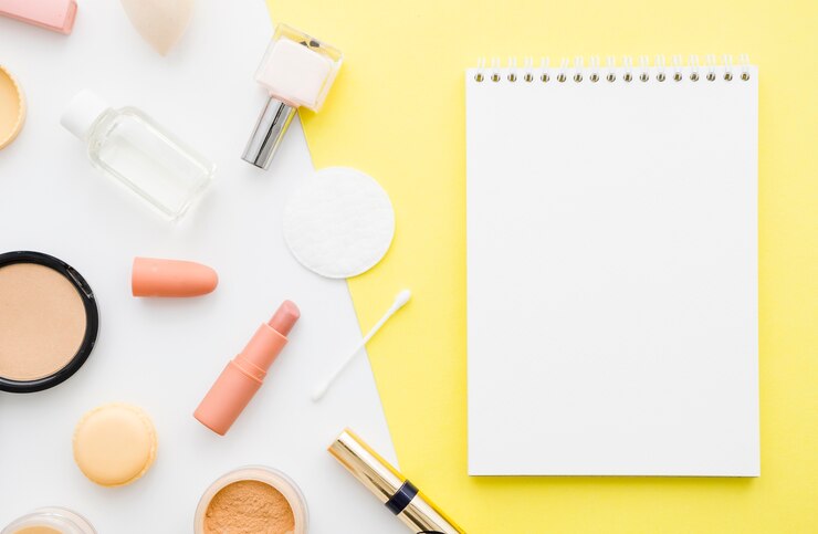 Foto gratuito vista superior cuaderno con maquillaje