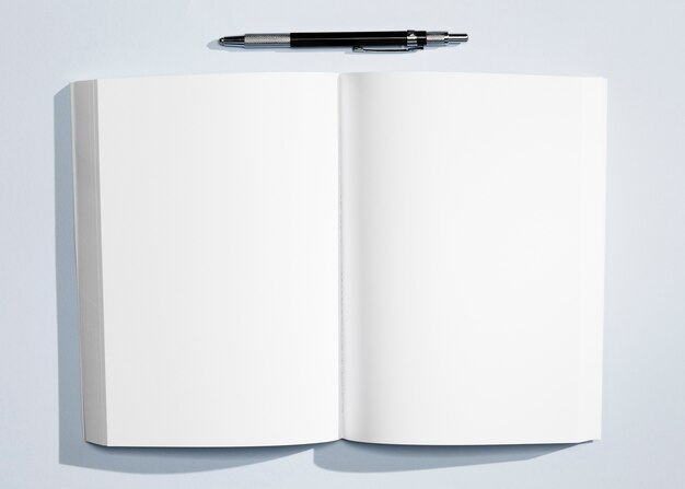 Vista superior cuaderno minimalista con bolígrafo