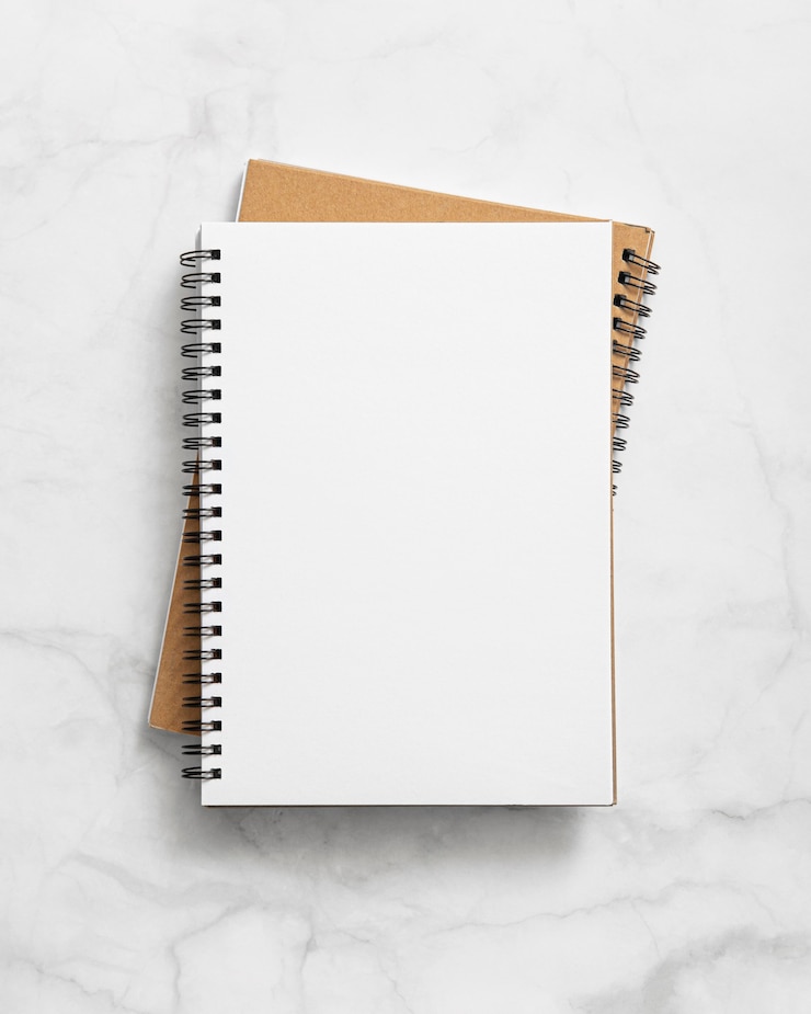 Foto gratuito vista superior de cuadernos en mesa