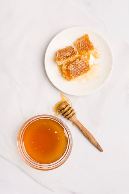 Vista superior cuchara de miel con trozos de panal