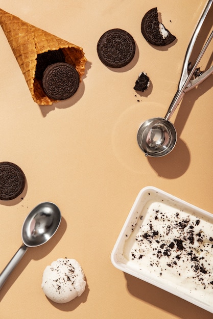 Foto gratuita vista superior de cucharas de helado y galletas