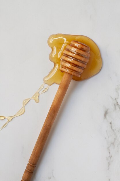 Vista superior de cucharones de miel con miel.