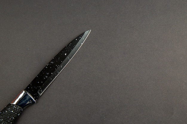 vista superior cuchillo oscuro sobre fondo oscuro