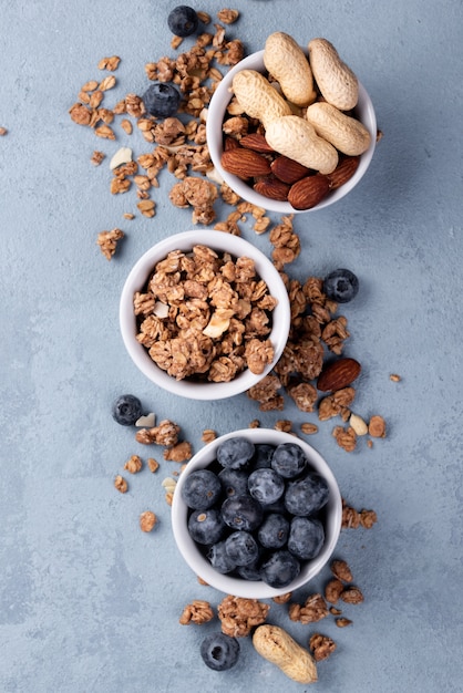 Foto gratuita vista superior de cuencos con cereales para el desayuno y arándanos